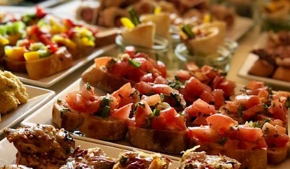 Bruschetta und anderes Fingerfood auf Servierplatten